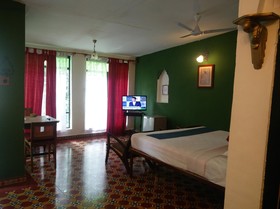 INDeco's Lake Forest Hotel
