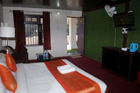 Hotel Kausani Retreat