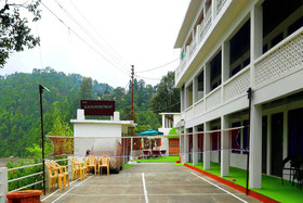 Hotel Kausani Retreat