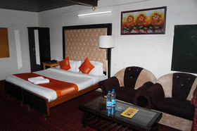 Hotel Kausani Retreat