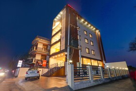 Fabhotel Av Royale