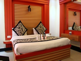 Capital O 1641 Hotel Radiance Paradise