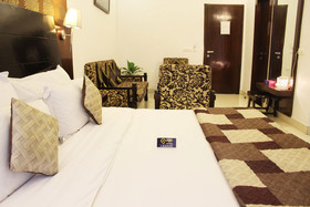 OYO 9963 Hotel Raja Palace