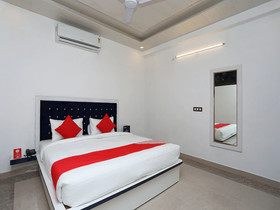 OYO 14945 Hotel Uk 07