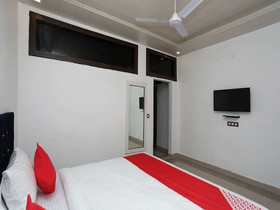 OYO 14945 Hotel Uk 07