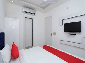 OYO 14945 Hotel Uk 07