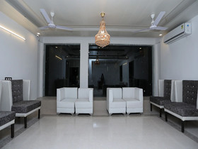 OYO 14945 Hotel Uk 07