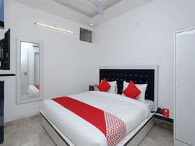 OYO 14945 Hotel Uk 07