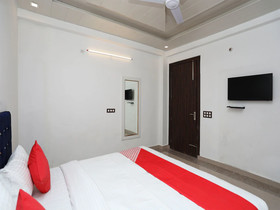 OYO 14945 Hotel Uk 07