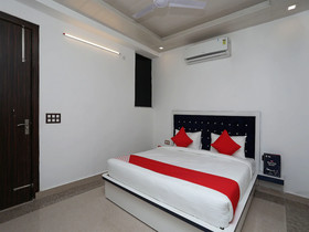OYO 14945 Hotel Uk 07