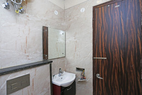 OYO 15566 Hotel Rosewood Inn