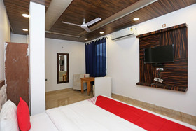 OYO 15566 Hotel Rosewood Inn
