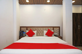 OYO 15566 Hotel Rosewood Inn