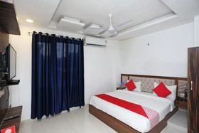 OYO 15566 Hotel Rosewood Inn