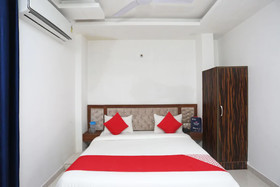 OYO 15566 Hotel Rosewood Inn