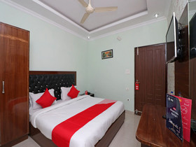 Paras Guest House By OYO Rooms