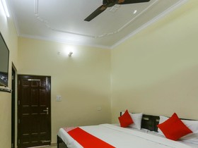 Pradeep Hostel by OYO Rooms