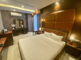 Hotel Adhiraja Palace