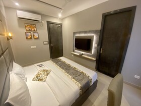 Hotel Adhiraja Palace