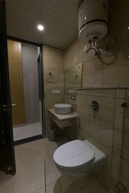 Hotel Adhiraja Palace