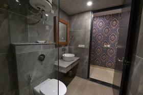 Hotel Adhiraja Palace
