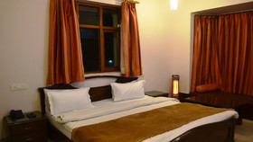 Hotel Oak Bush
