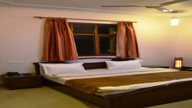 Hotel Oak Bush