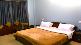 Hotel Oak Bush