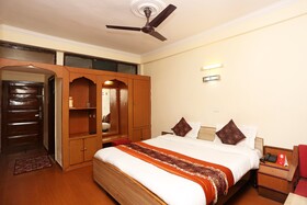Hotel Pioneer by OYO