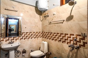 Goroomgo Sapphire Inn Bhimtal