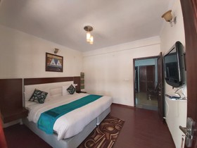 Hotel Lorent Manor by Goroomgo