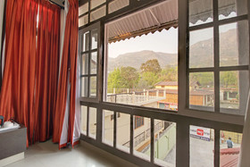 Hotel Spring Birds