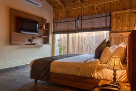 Pumpkin Hotels Corbett Tusk N Wood
