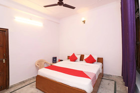 OYO 14185 Laxmi Yellow Guest House