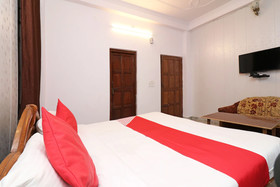 OYO 14185 Laxmi Yellow Guest House