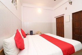 OYO 14185 Laxmi Yellow Guest House
