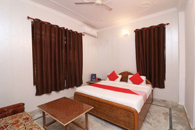 OYO 14185 Laxmi Yellow Guest House