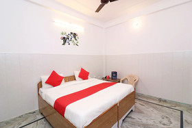 OYO 14185 Laxmi Yellow Guest House