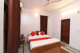 OYO 14185 Laxmi Yellow Guest House