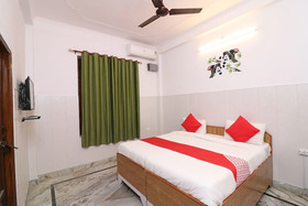 OYO 14185 Laxmi Yellow Guest House