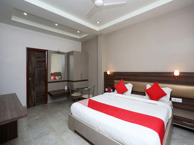 Hotel RP Grand Titanium by OYO Rooms