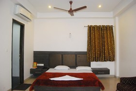 Laxmi Bhawan Dharamshala Mathura by Goroomgo