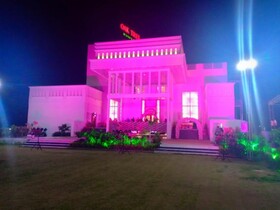 Oak Tree by Golden Plate