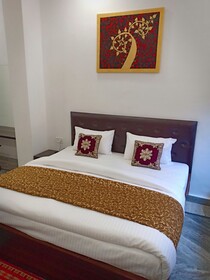 Oak Tree by Golden Plate