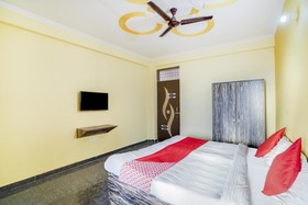 Globe House by OYO Rooms