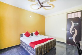 Globe House by OYO Rooms