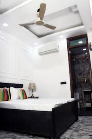 Goroomgo Omasha Residency Noida