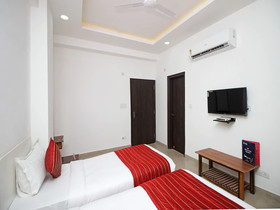 Hotel Petals Inn by OYO Rooms
