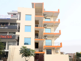 OYO 28366 National Hotel