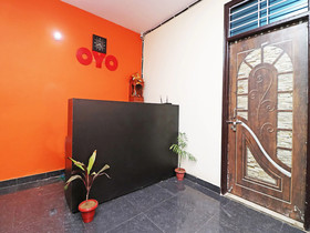 OYO 28366 National Hotel